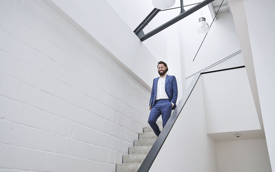 Ein Jurist schreitet die Treppe hinunter.
